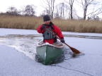 湖面の氷を割りながら、初冬のカヌー
